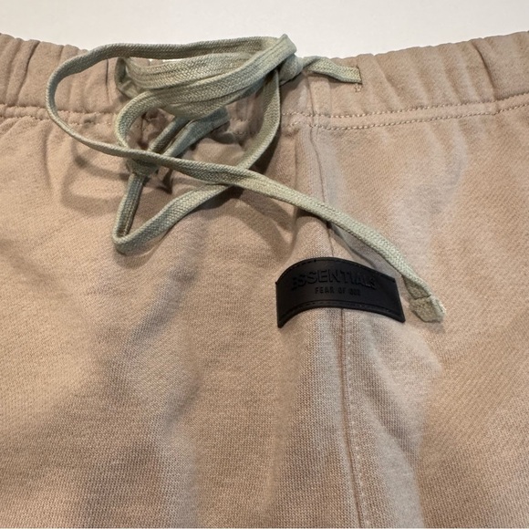Fear of God Essentials Sweat Shorts Mens Medium Color Smoke NWT - Picture 2 of 10